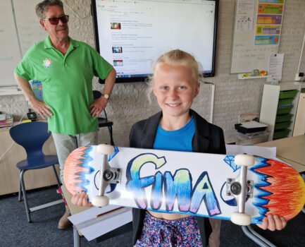 Fina wint haar eigen skateboard