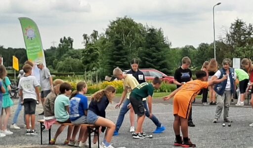 Jeu de boules met kinderen/tieners